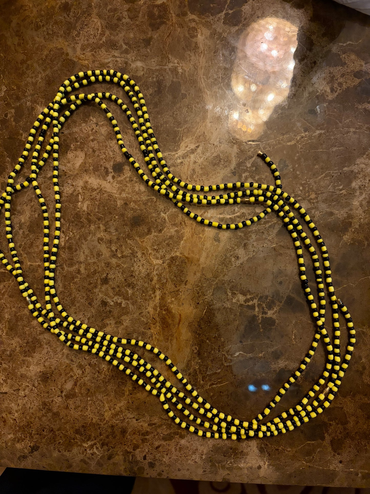 Baya jaune noir